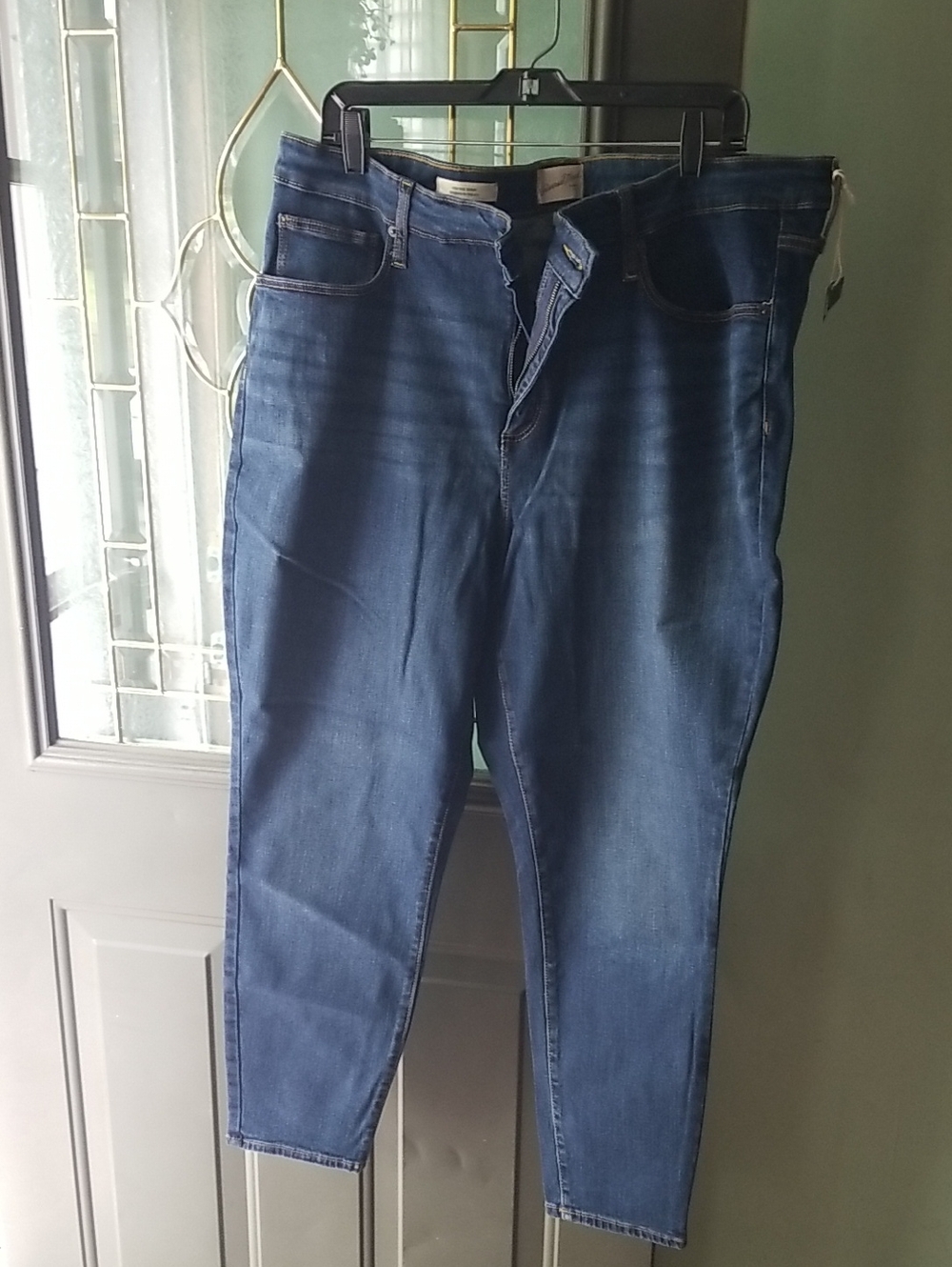 Universal Thread Women’s Ankle Crop Jeans in Dark Blue Wash
